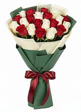 Букет Микс из красных и белых роз в Верхнем Тагиле