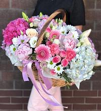 Цветочная композиция из Розы, Хризантемы, Пионы и Лизиантусы в корзине в Верхнем Тагиле