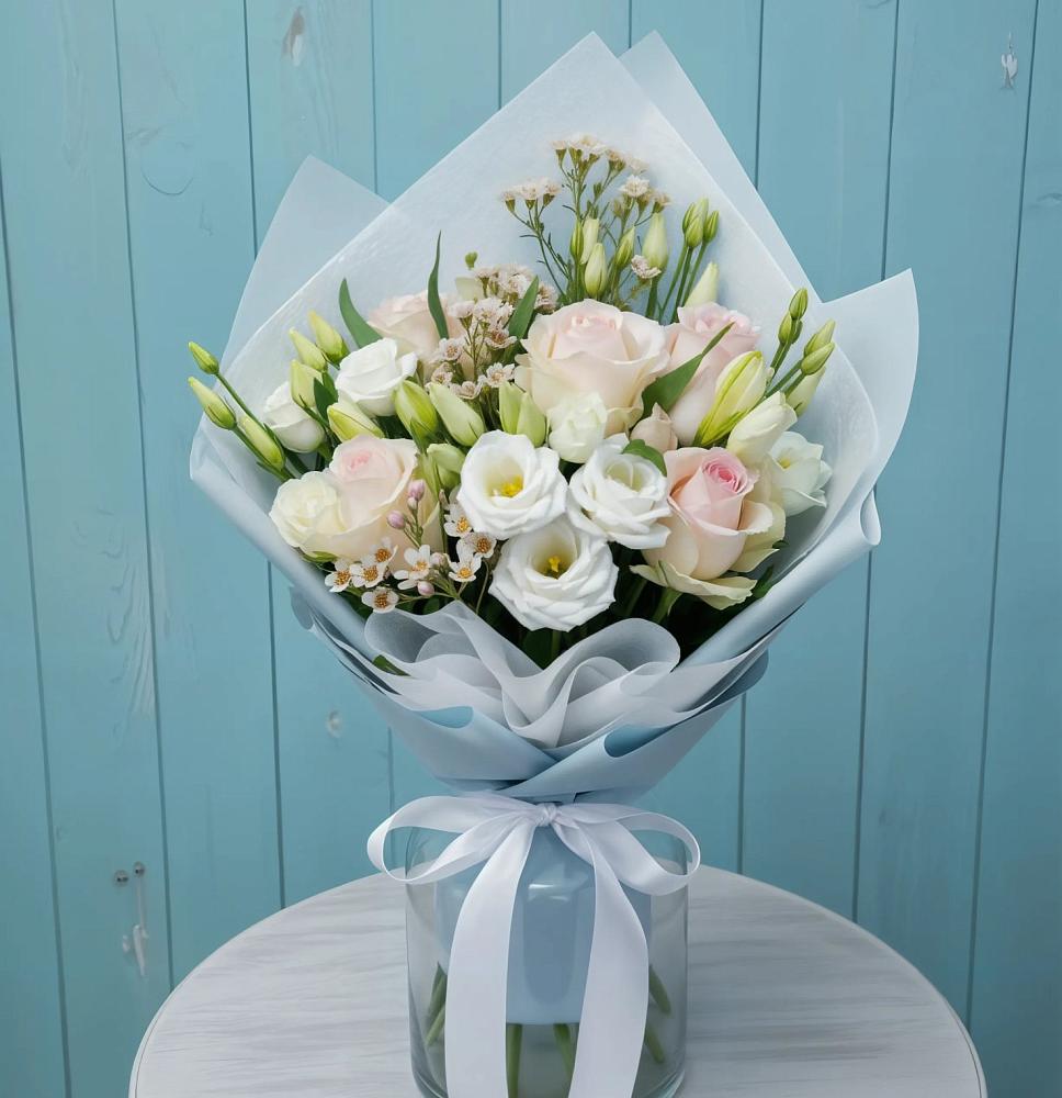 Букет цветов из: Розы и Лизиантусы в Верхнем Тагиле