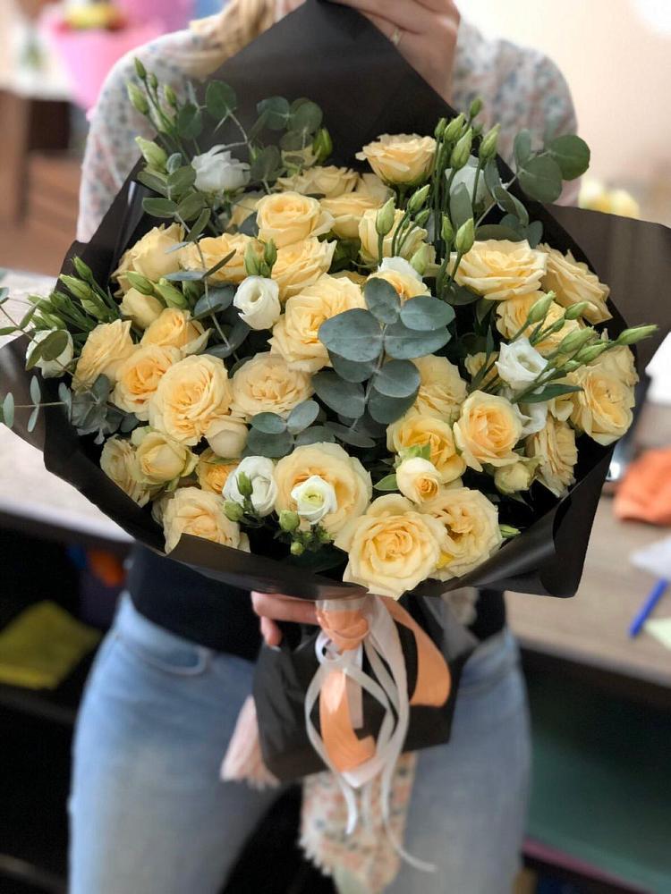 Букет цветов из: Розы и Лизиантусы в Верхнем Тагиле