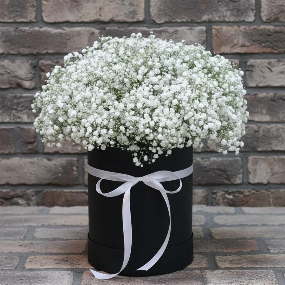 Цветочная композиция из Гипсофила в шляпной коробке в Верхнем Тагиле