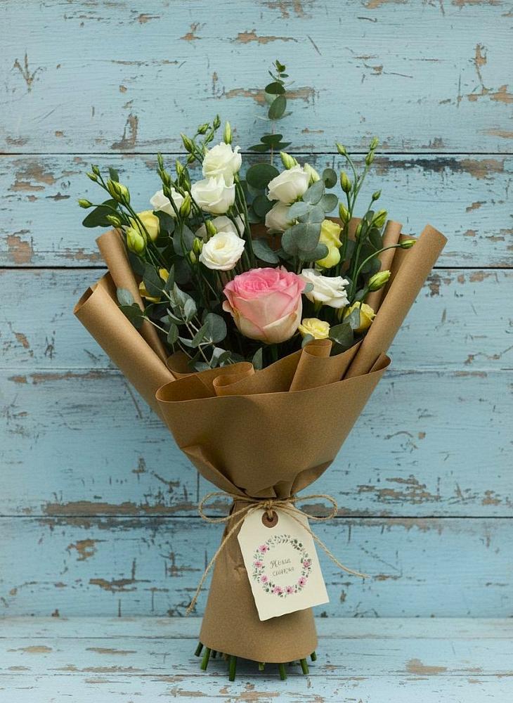 Букет цветов из: Розы и Лизиантусы в Верхнем Тагиле