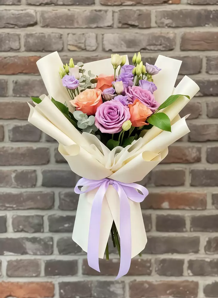 Букет цветов из: Лизиантусы и Розы в Верхнем Тагиле