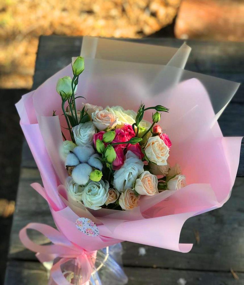 Букет цветов из: Розы и Лизиантусы в Верхнем Тагиле