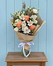 Букет цветов из:  Альстромерии, Лизиантусы, Розы и Хризантемы в Верхнем Тагиле