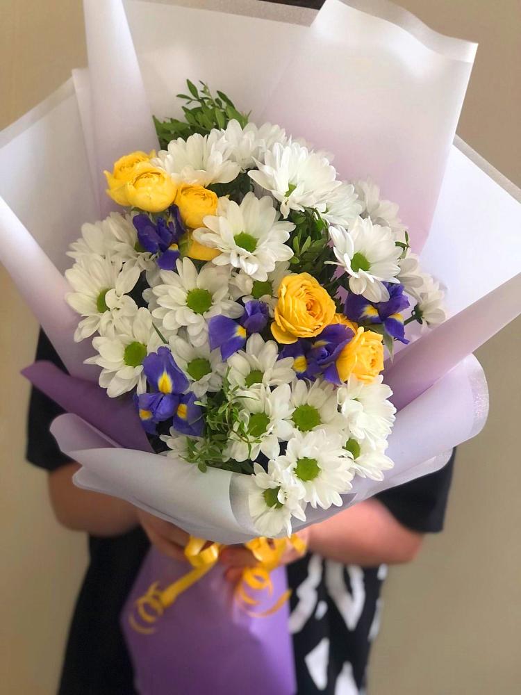 Букет цветов из: Ирисы, Хризантемы и Розы в Верхнем Тагиле