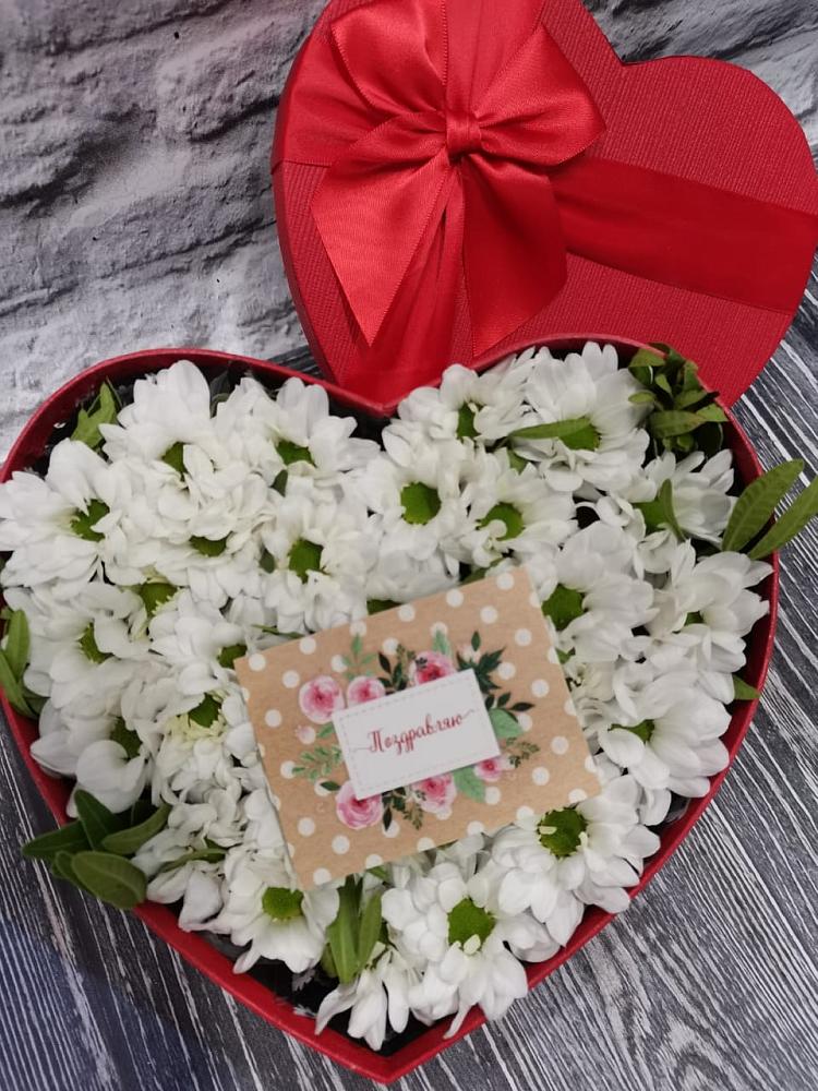 Цветочная композиция из Хризантемы в виде сердца в Верхнем Тагиле