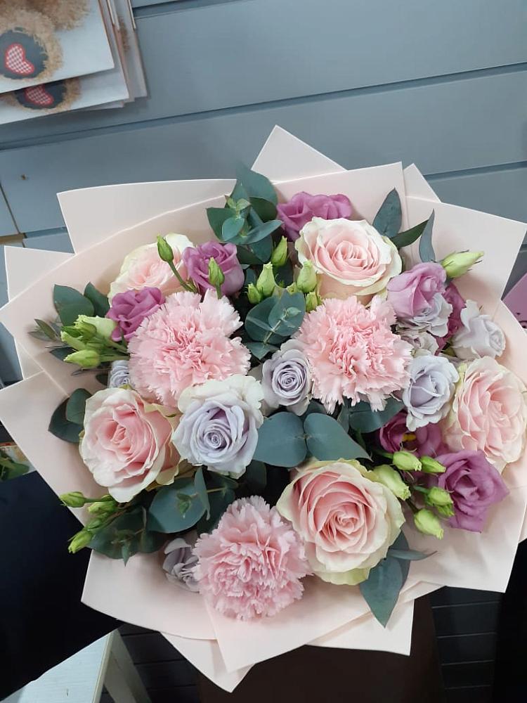 Букет цветов из: Розы, Гвоздики и Лизиантусы в Верхнем Тагиле