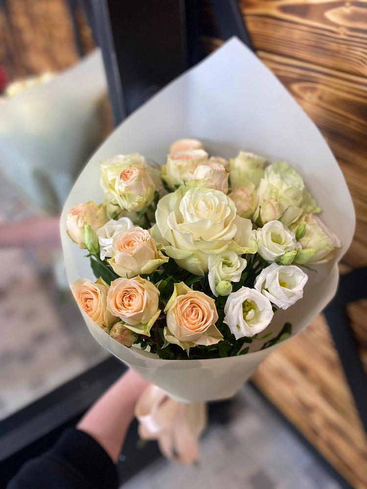 Букет цветов из: Розы и Лизиантусы в Верхнем Тагиле