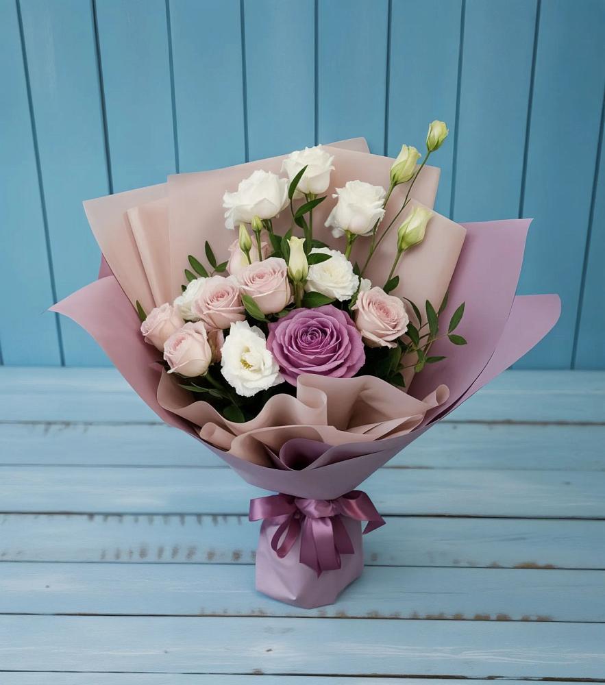 Букет цветов из: Розы и Лизиантусы в Верхнем Тагиле